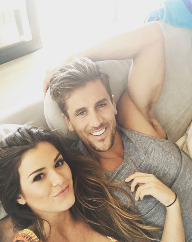 Jojo Fletcher Doesn T Seem Bothered By Jordan Rodgers Ex